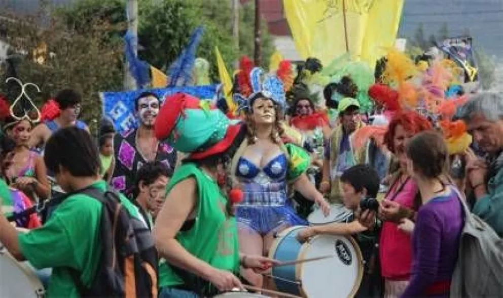 Color y ritmo en los festejos del carnaval barilochense