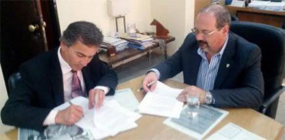 Firman convenio que habilita uso de ambulancia en Dina Huapi