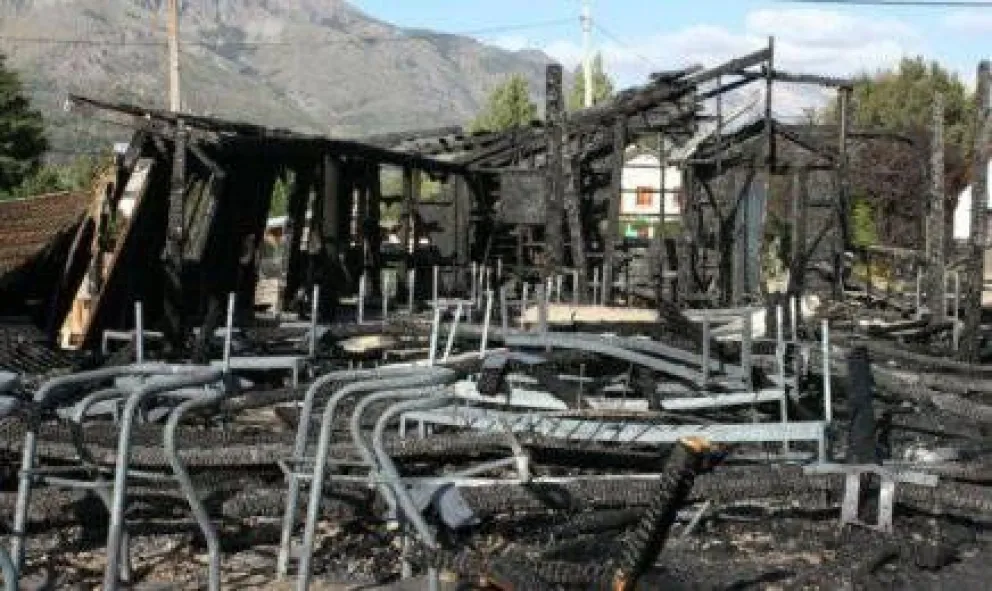 Una iglesia quedó destruida por el fuego 