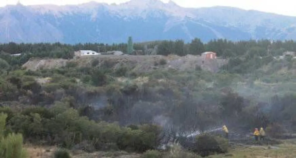 Controlaron el incendio en predio lindero a Ruta de Circunvalación