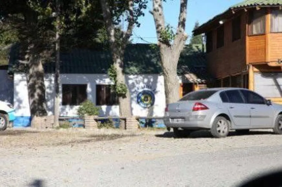 Luego de ser agredido, policía disparó contra un joven