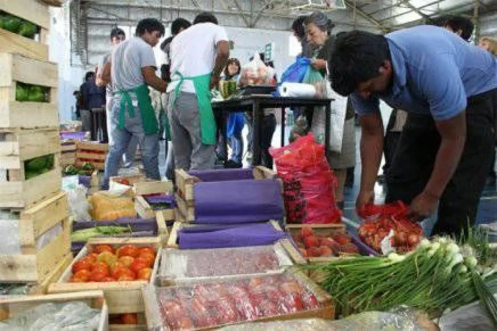 Masiva venta de frutas y verduras a precios populares