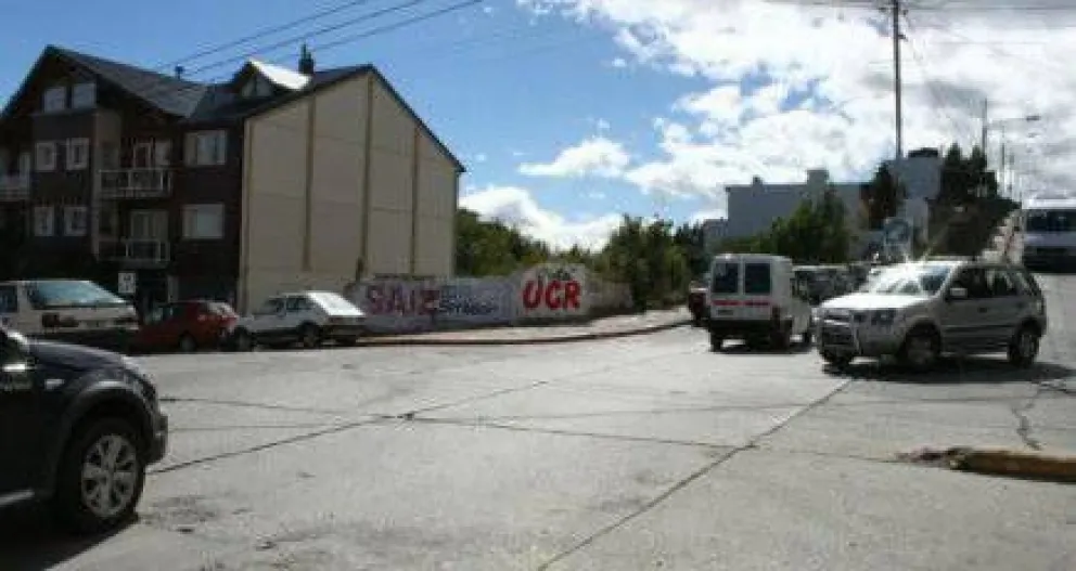 Perdió el control del auto y chocó contra un paredón