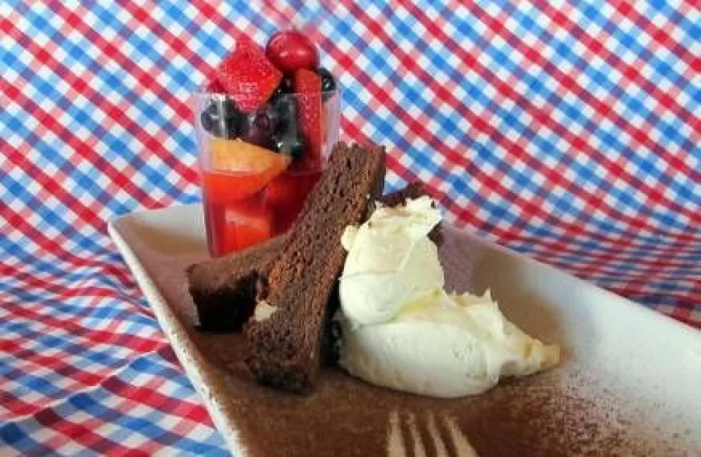Biscuit de chocolate con frutos de verano