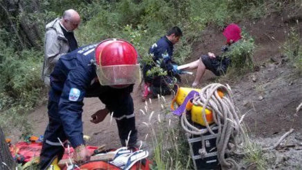Bomberos rescataron a turista en cerro Campanario