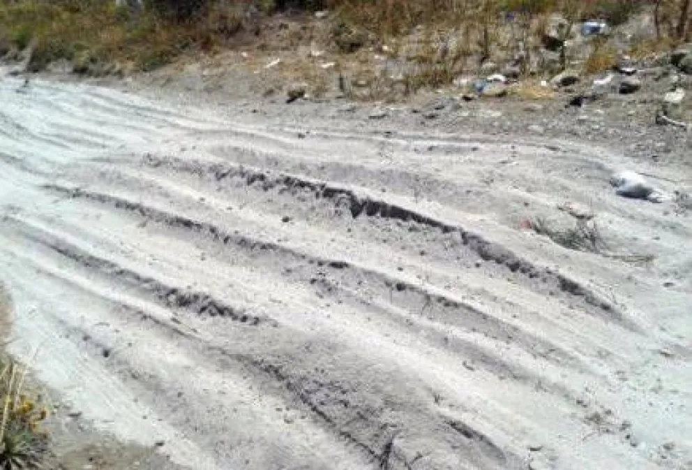 Denuncian al Municipio por arrojar cenizas volcánicas en terrenos baldíos