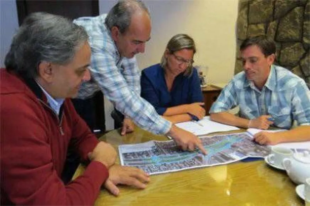 Retoman proyectos de rotonda de Chango Más y pista de atletismo