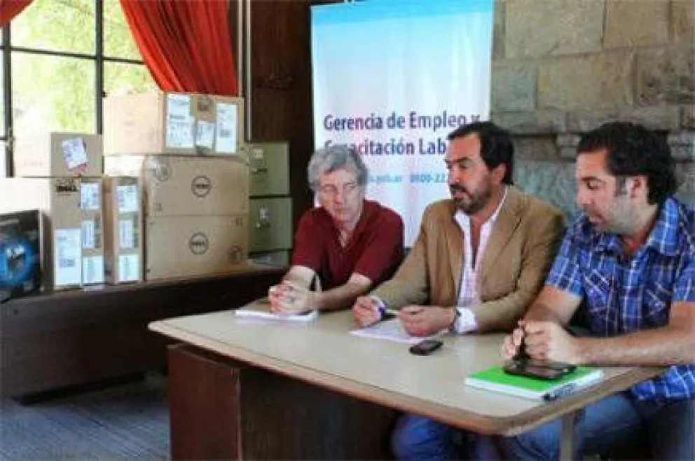 Donan  equipos informáticos para la Oficina de Empleo municipal