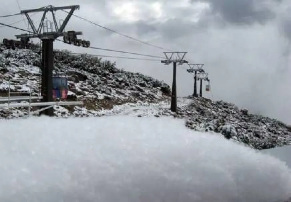 Miles de turistas disfrutaron la nieve de verano en Catedral 