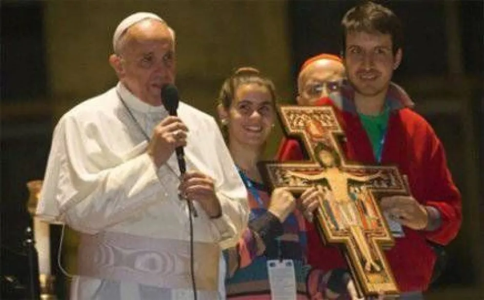 Llega cruz misionera de los jóvenes bendecida por Francisco