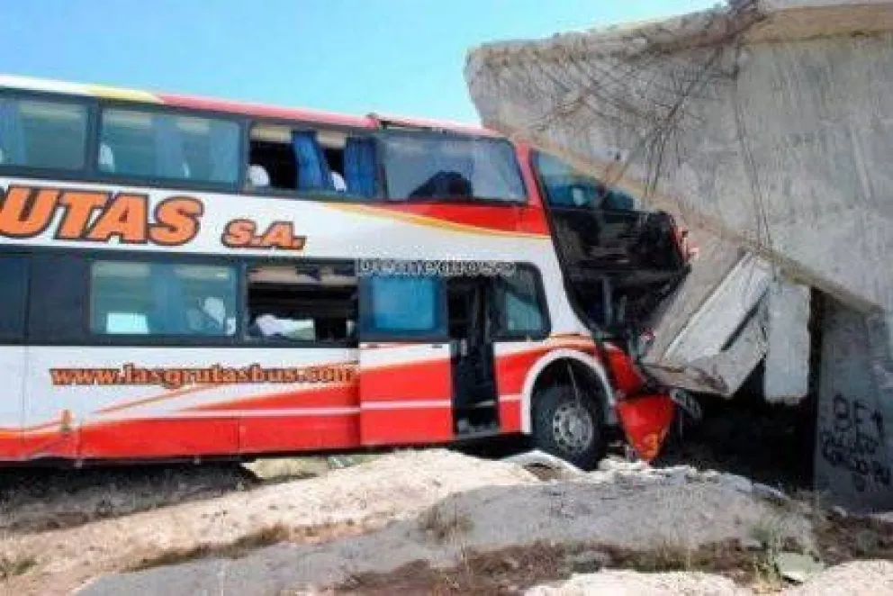 Micro que salió de Bariloche sufrió accidente en la Línea Sur