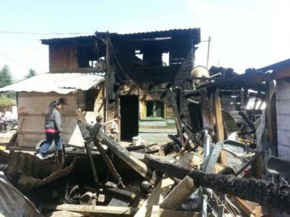 Dos viviendas arrasadas por el fuego en el 10 de Diciembre