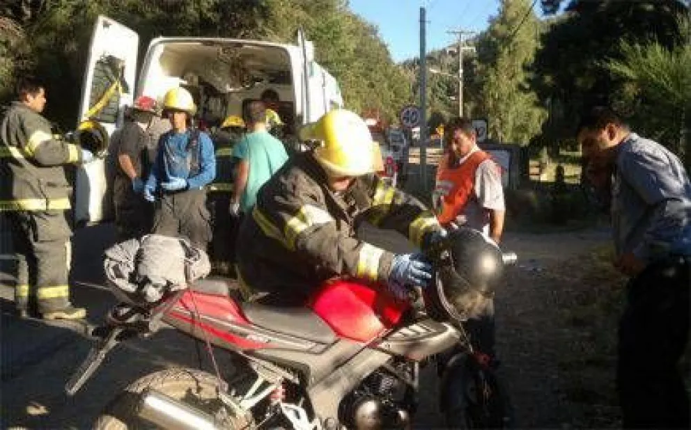 Una turista y un motociclista, heridos al caer de sus vehículos