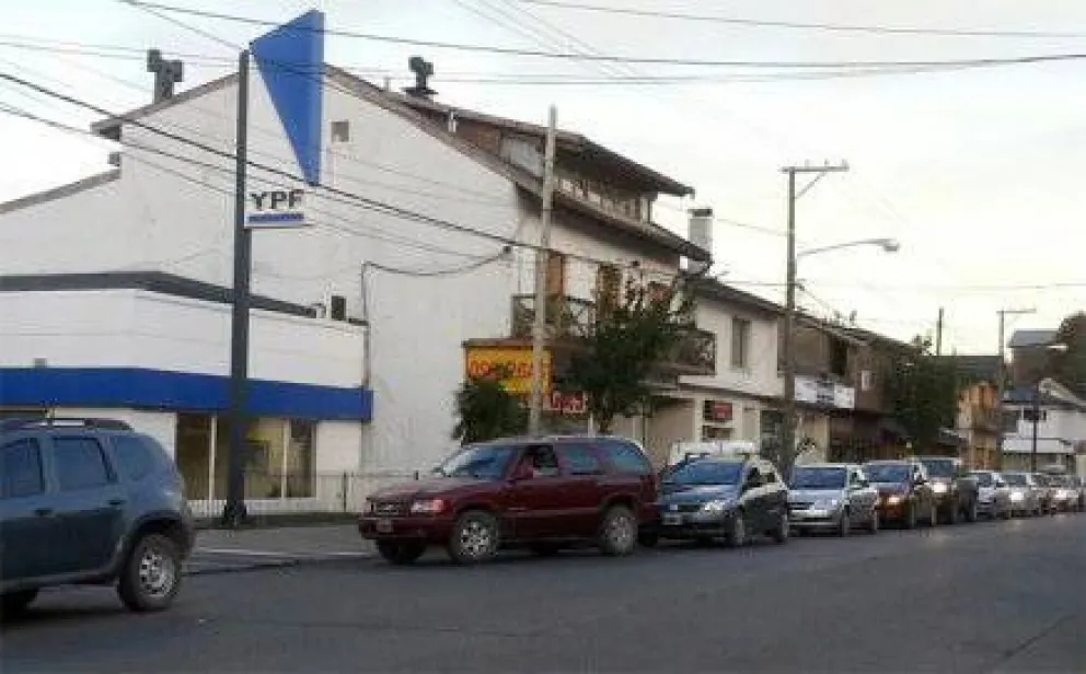 Largas colas para conseguir combustibles