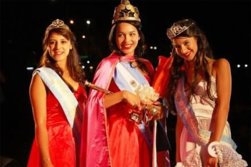 El Hoyo eligió a su Reina Nacional de la Fruta Fina