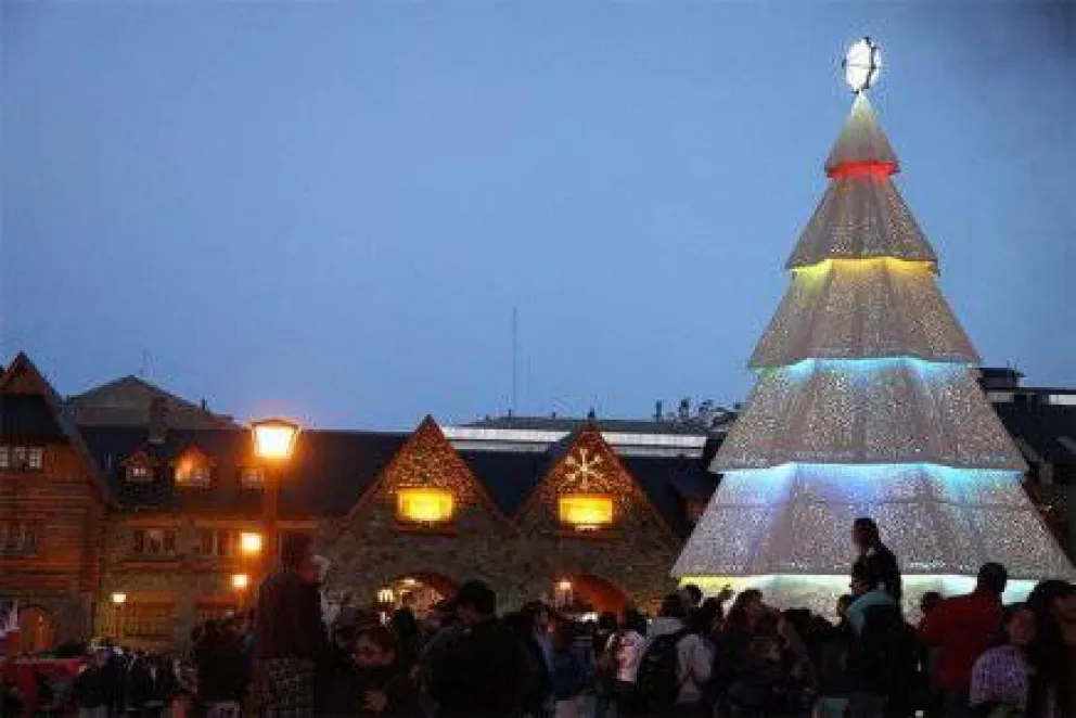 Desarman el árbol navideño en el Centro Cívico