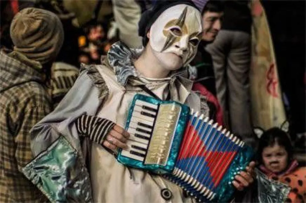 Organizan una fiesta "interactiva" de máscaras 