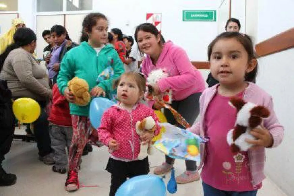 Familiares de Juan repartieron juguetes para mantener vivo el reclamo