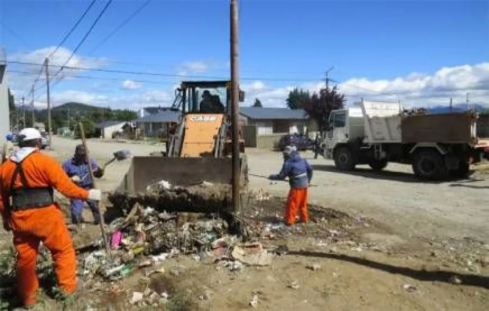 Cuadrillas municipales retiran basura de la vía pública
