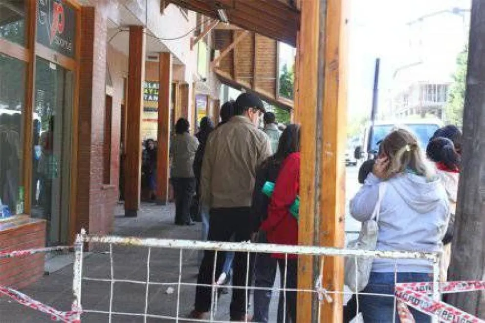 Largas colas y quejas por demoras en el cambio de tarjetas de CODAO