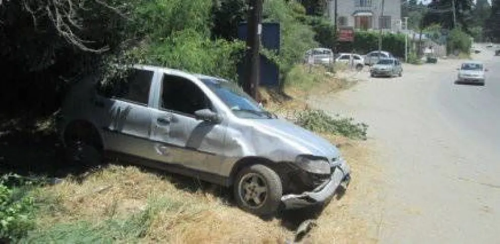Perdió el control del auto y volcó