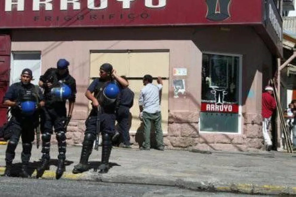 Fuerte custodia policial y negocios cerrados a un año de los saqueos