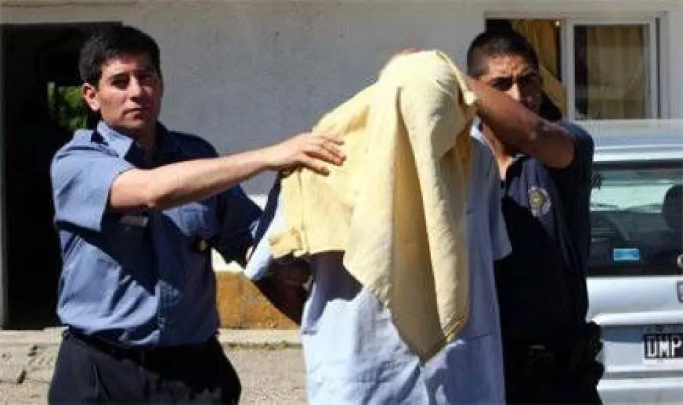 Seguirá detenido asaltante de una farmacia
