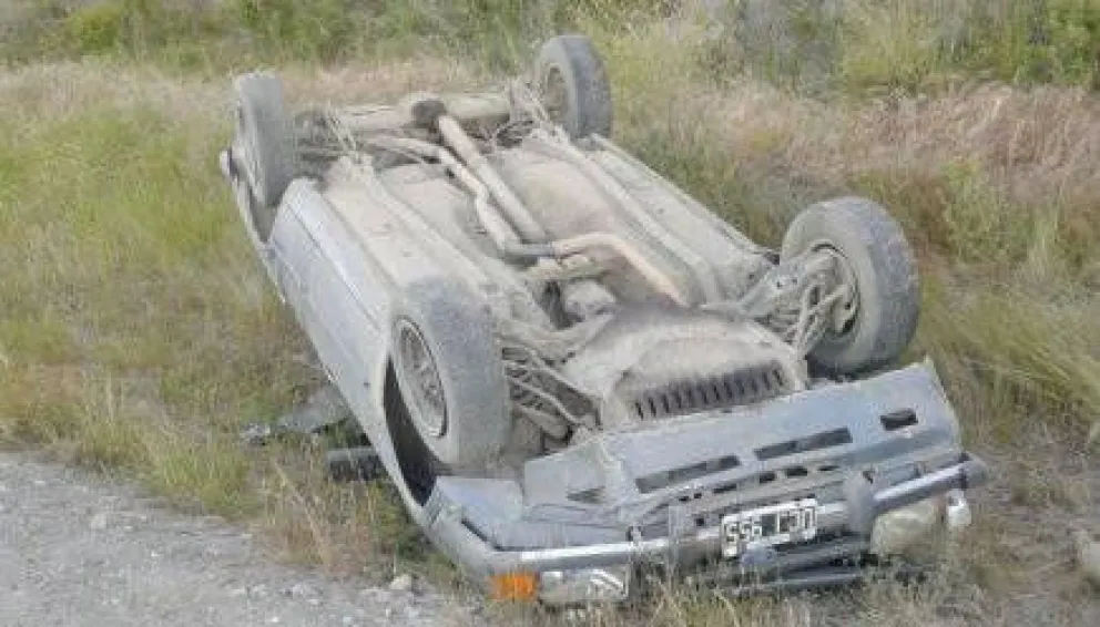 Perdió el control del auto y volcó 