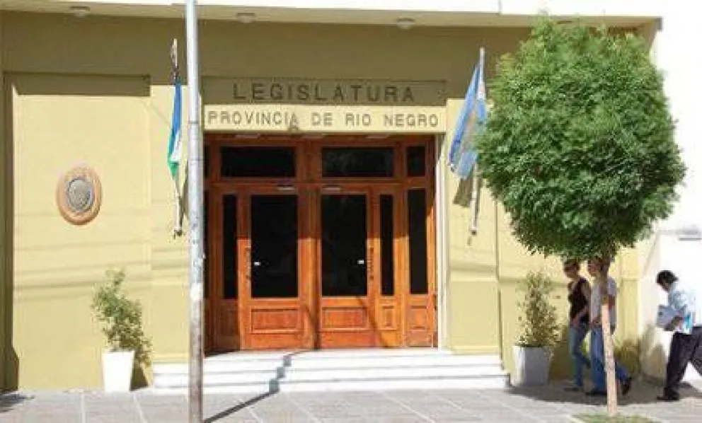 Bloques enfrentados por declaración "unánime" de la Legislatura