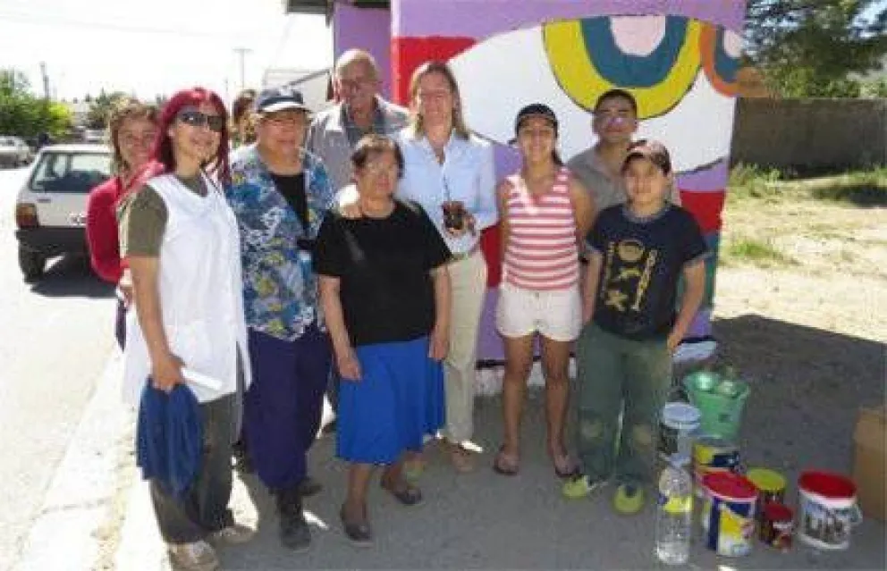 Vecinos construyeron cestos de basura y pintaron un mural