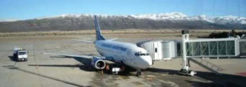 Trabajadores tercerizados cortaron el acceso al Aeropuerto por falta de pago