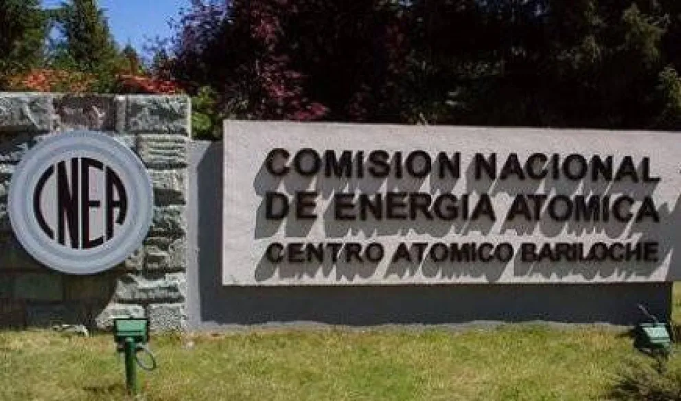 Reclaman por falta de pago a trabajadores de limpieza del Centro Atómico