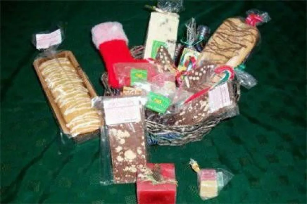 Ofrecen canastas navideñas hechas por emprendedores locales