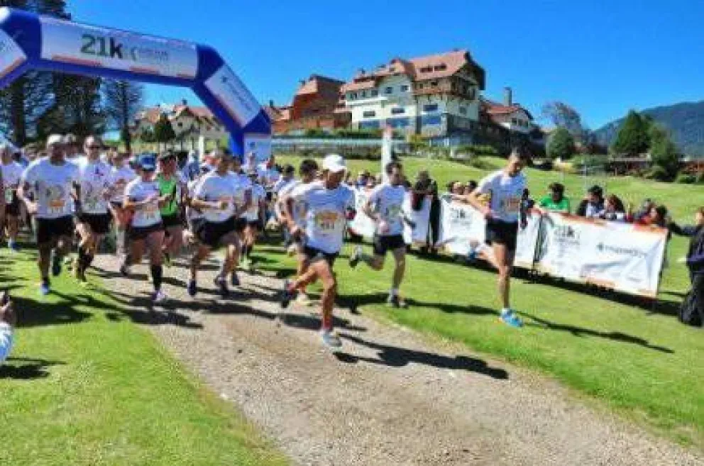 Martín &Ntilde;ancucheo y Karina Neipan, líderes de la 21K Llao Llao