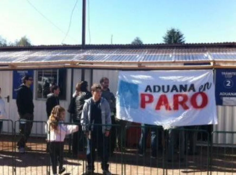 Paro de trabajadores chilenos en el Paso Cardenal Samoré