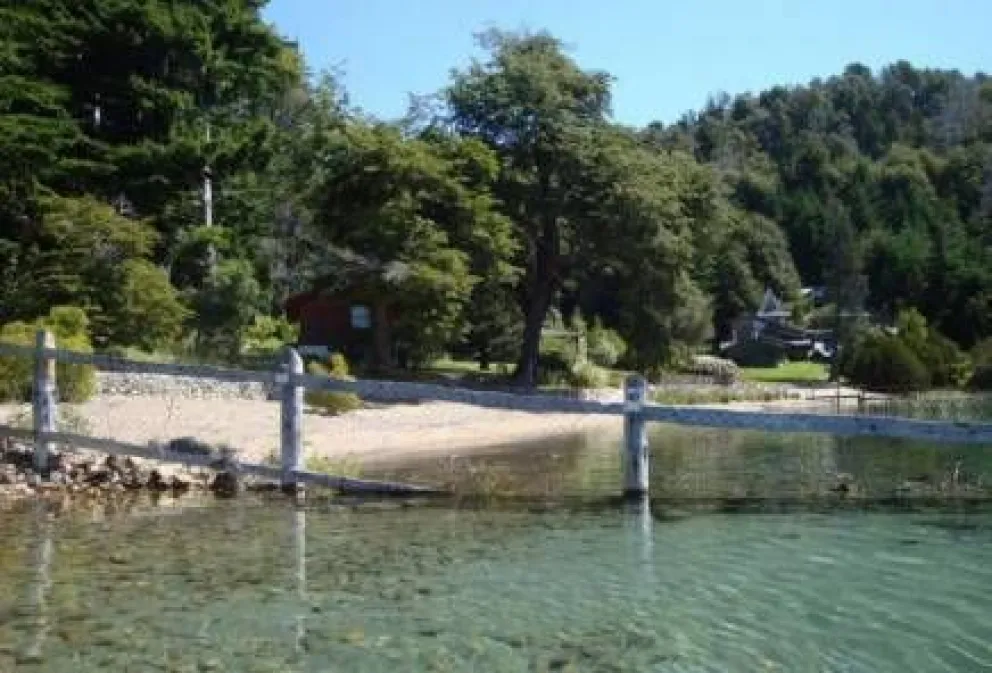 Municipio intimará al vecino que cercó la playa en el lago Moreno
