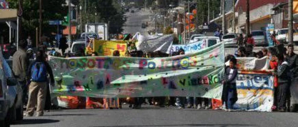 Marcharon para decir "no" a la violencia contra los niños y adolescentes 
