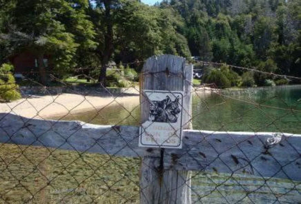 Notifoto: Alambrado privado impide acceso a la playa en el Lago Moreno