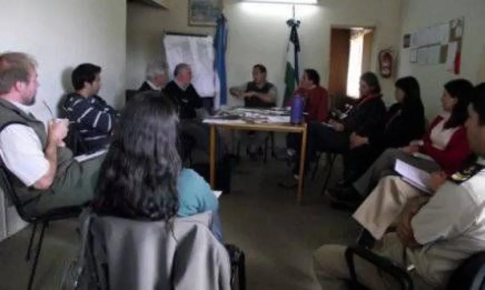 Trabajan en una línea de ribera para Dina Huapi