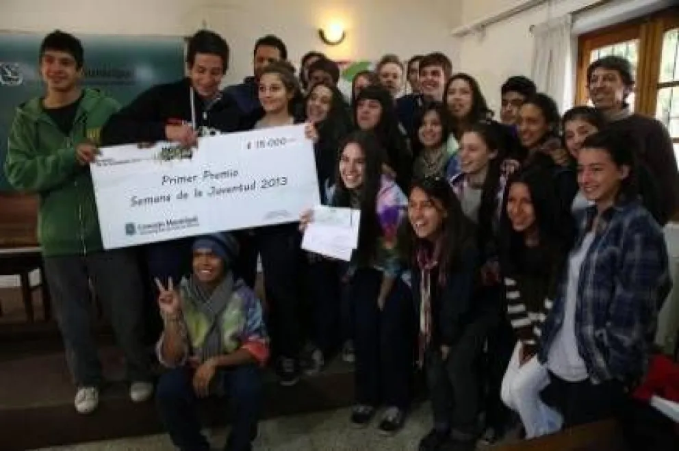 Los chicos recibieron felices sus premios de la Semana de la Juventud 
