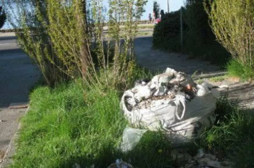Vecino cuestiona al municipio por no retirar un bolsón con ceniza y basura 