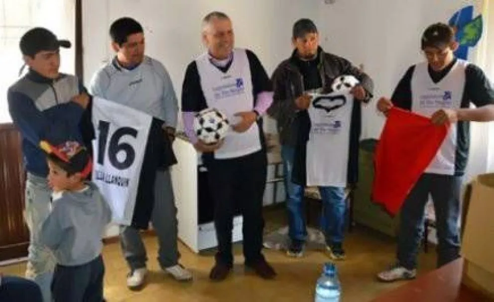 Vicegobernador entregó equipos deportivos en Villa Llanquín