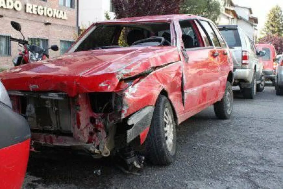 Fuerte choque y vuelco frente al Hospital Privado Regional