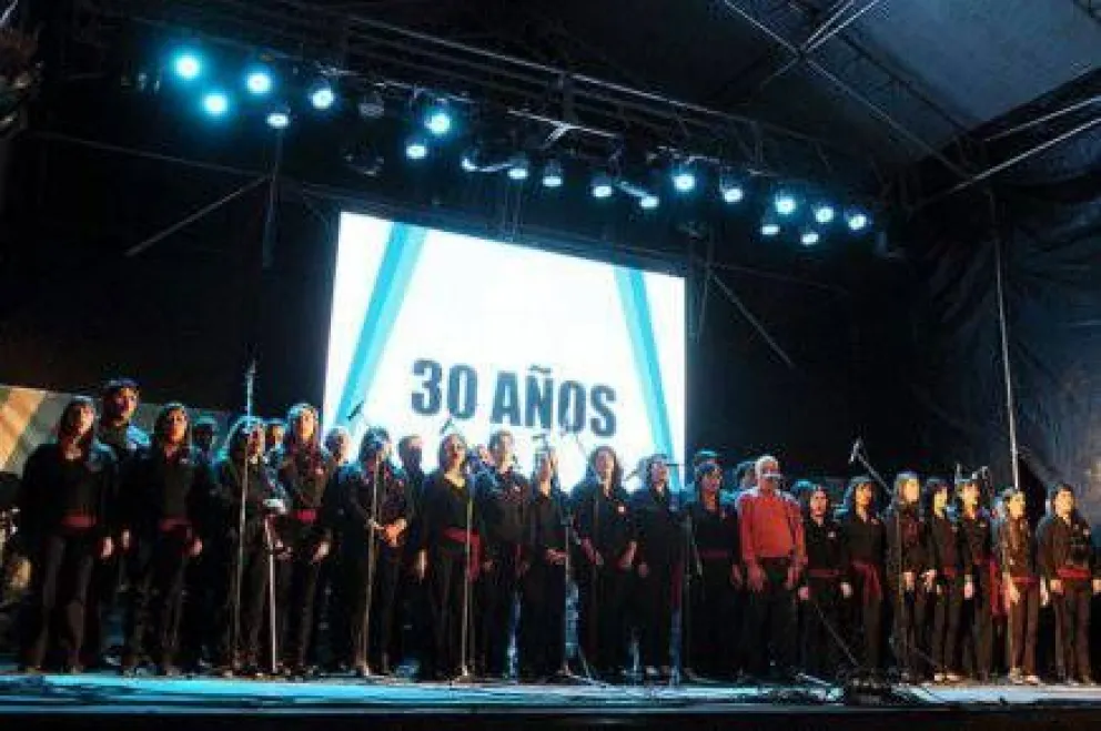 Comienzan los festejos por el retorno a la Democracia 