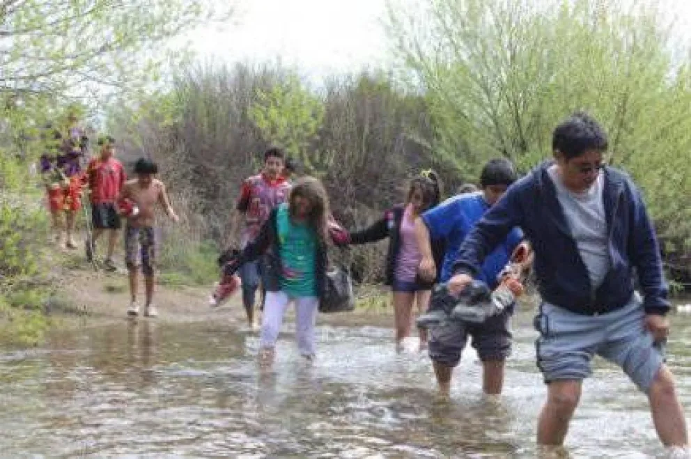 Más de 120 jóvenes de los barrios participaron de encuentro recreactivo