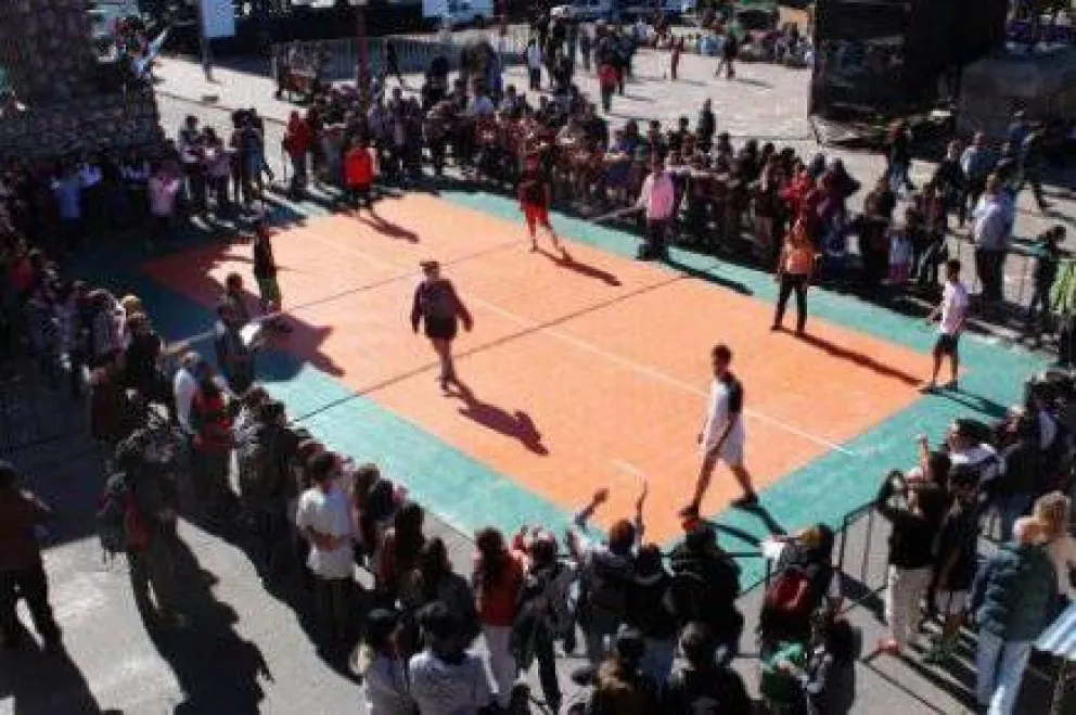 Fiesta, música y color en la Semana de la Juventud