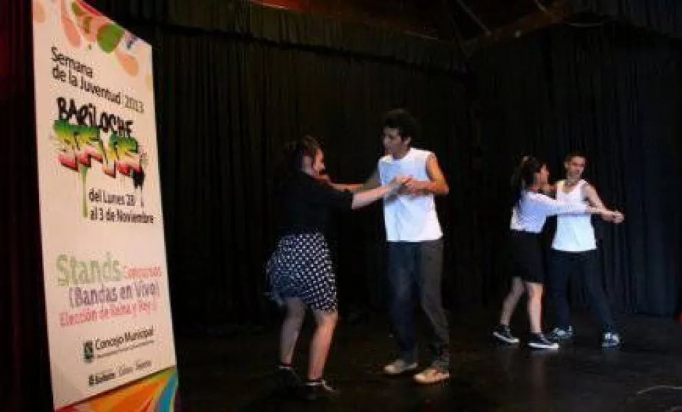 Baile y música en el comienzo de la Semana de la Juventud