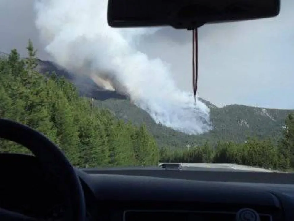 Sigue sin contención el fuego en El Foyel