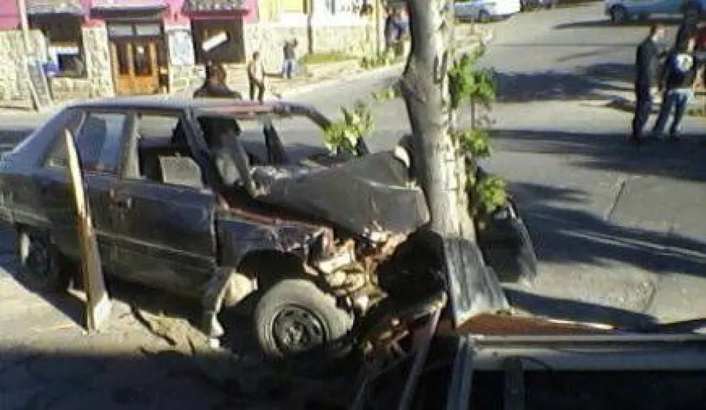 Dos heridos tras chocar contra un árbol 