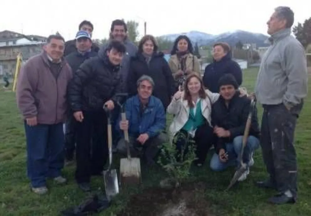 Odarda plantó árboles y cerró su campaña con mensaje ambientalista